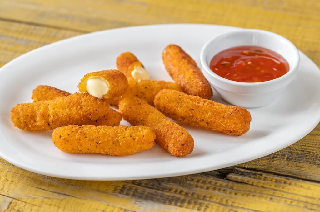 Crispy mozzarella sticks with chili sauce. What can you cook in an air fryer? Try crunchy mozzarella sticks.