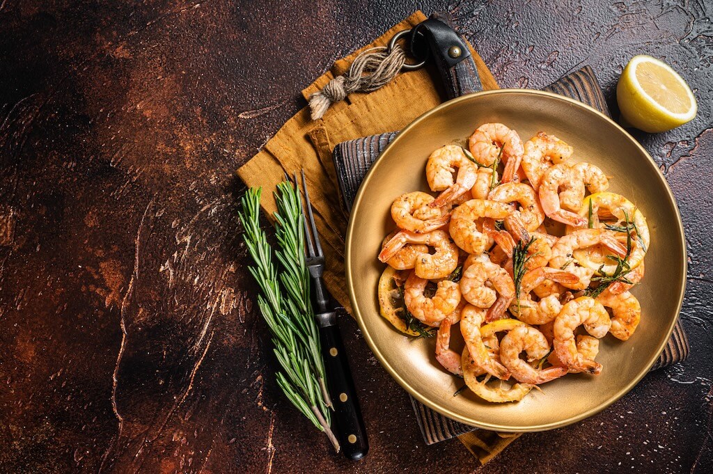 Shrimp with lemon and rosemary. What can you cook in an air fryer? Juicy shrimp.